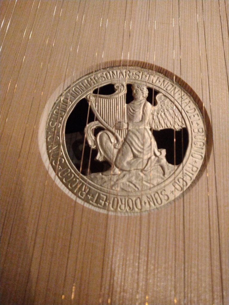 Cembalo nach Ruckers, Medaille im Resonanzboden