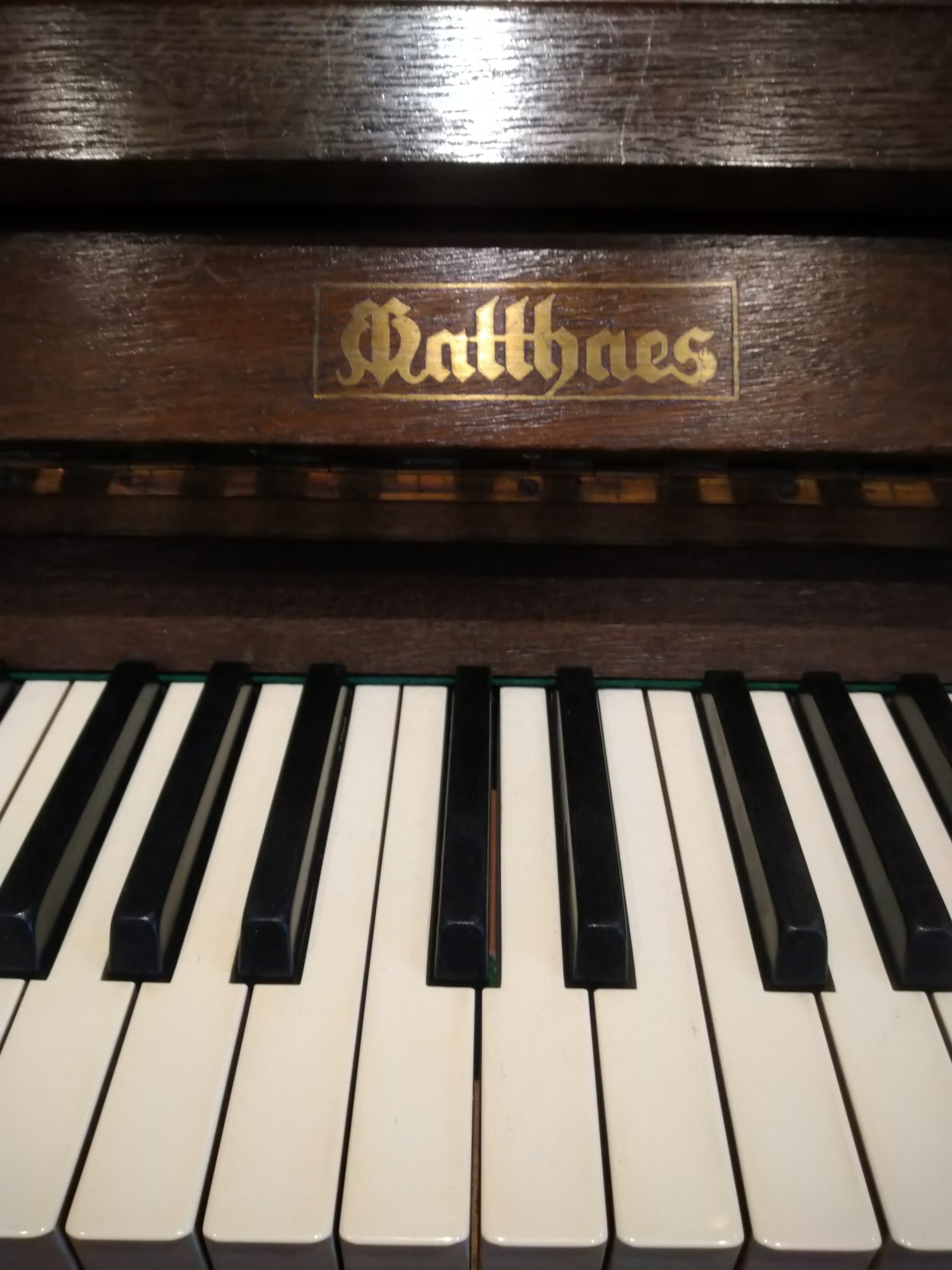 Matthaes Klavier Klappenlogo & Tasten