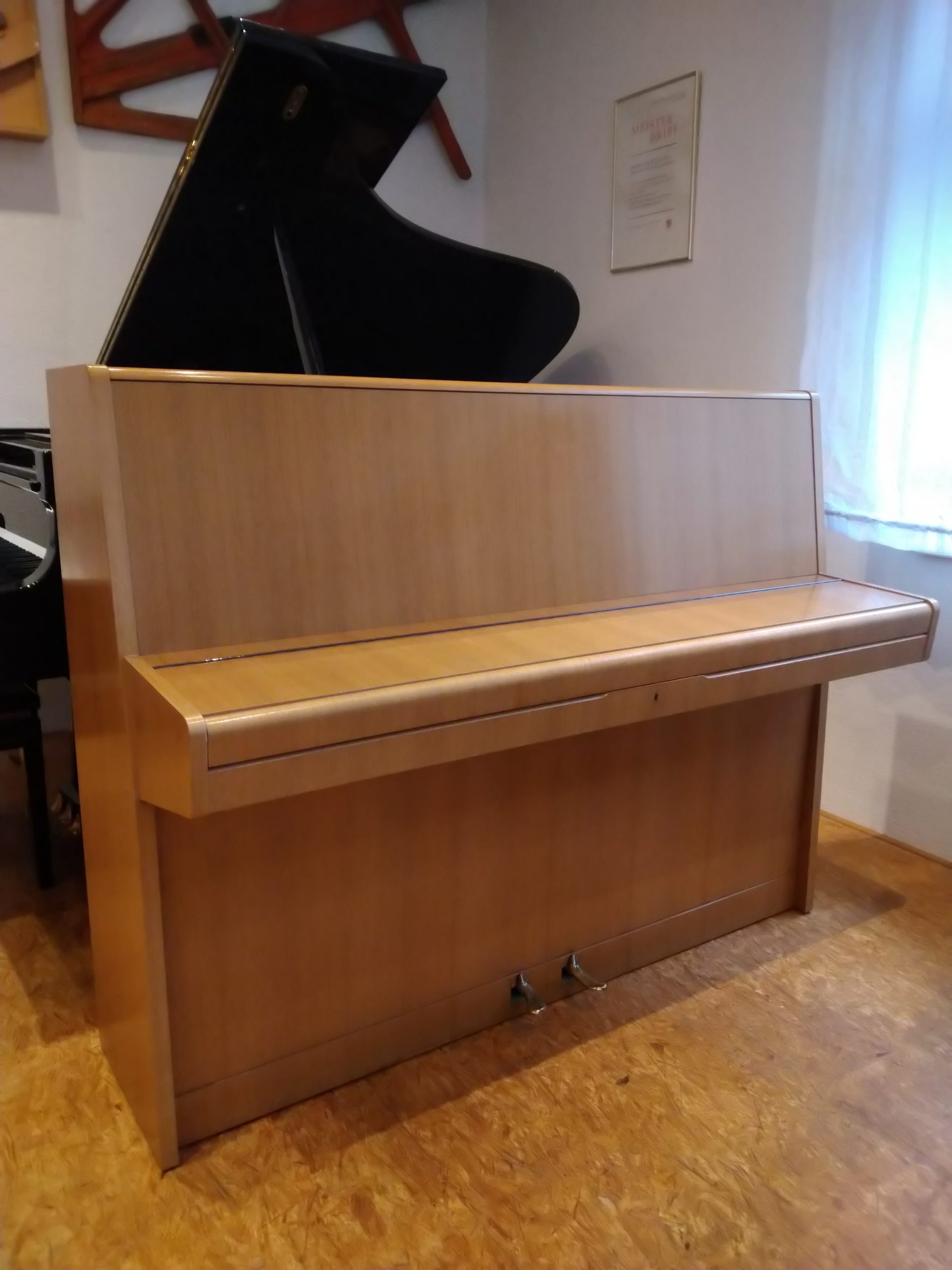 Pfeiffer Klavier 110 Ansicht geschlossen