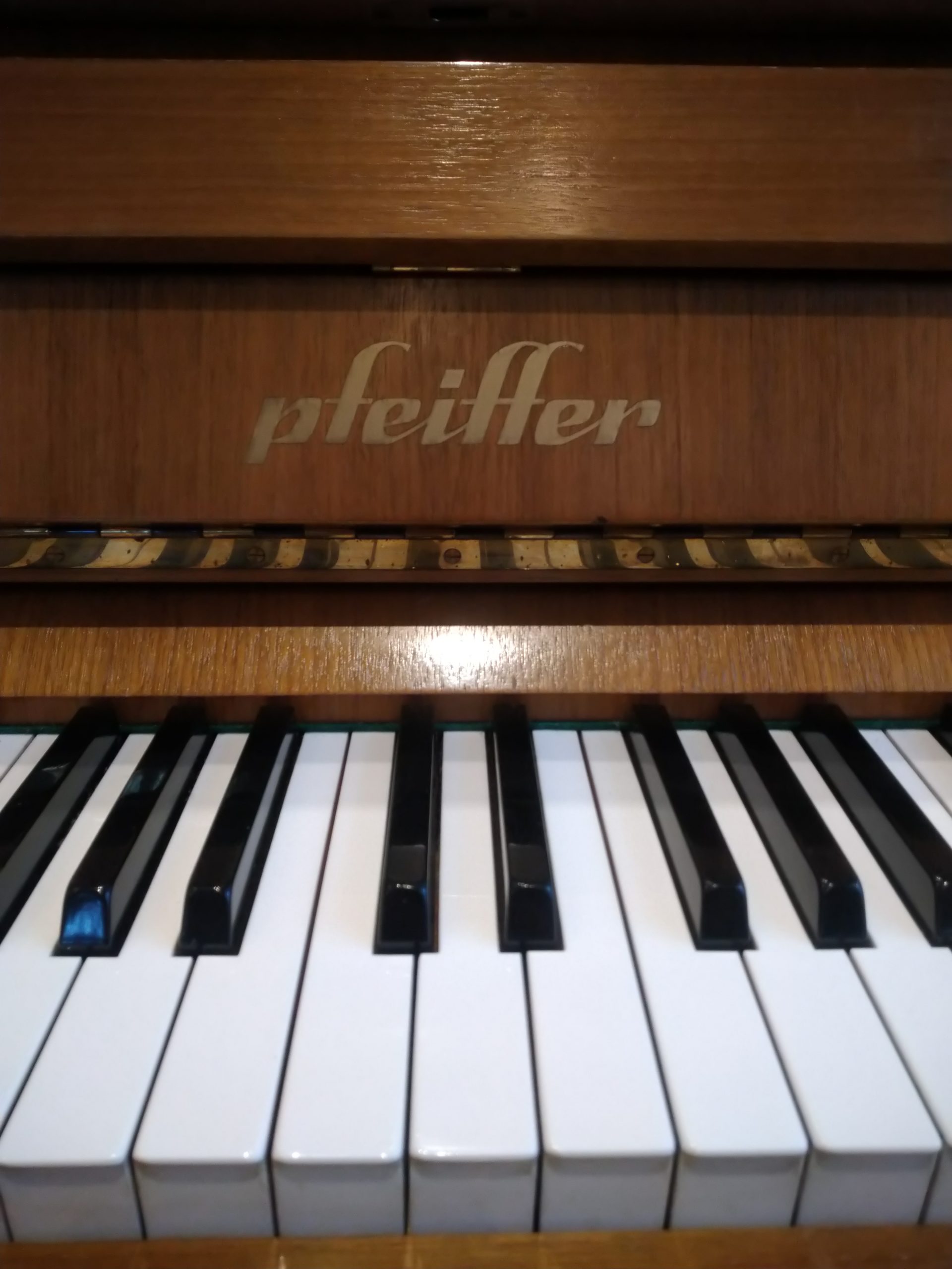 Pfeiffer Klavier 110 Klappenlogo & Tasten
