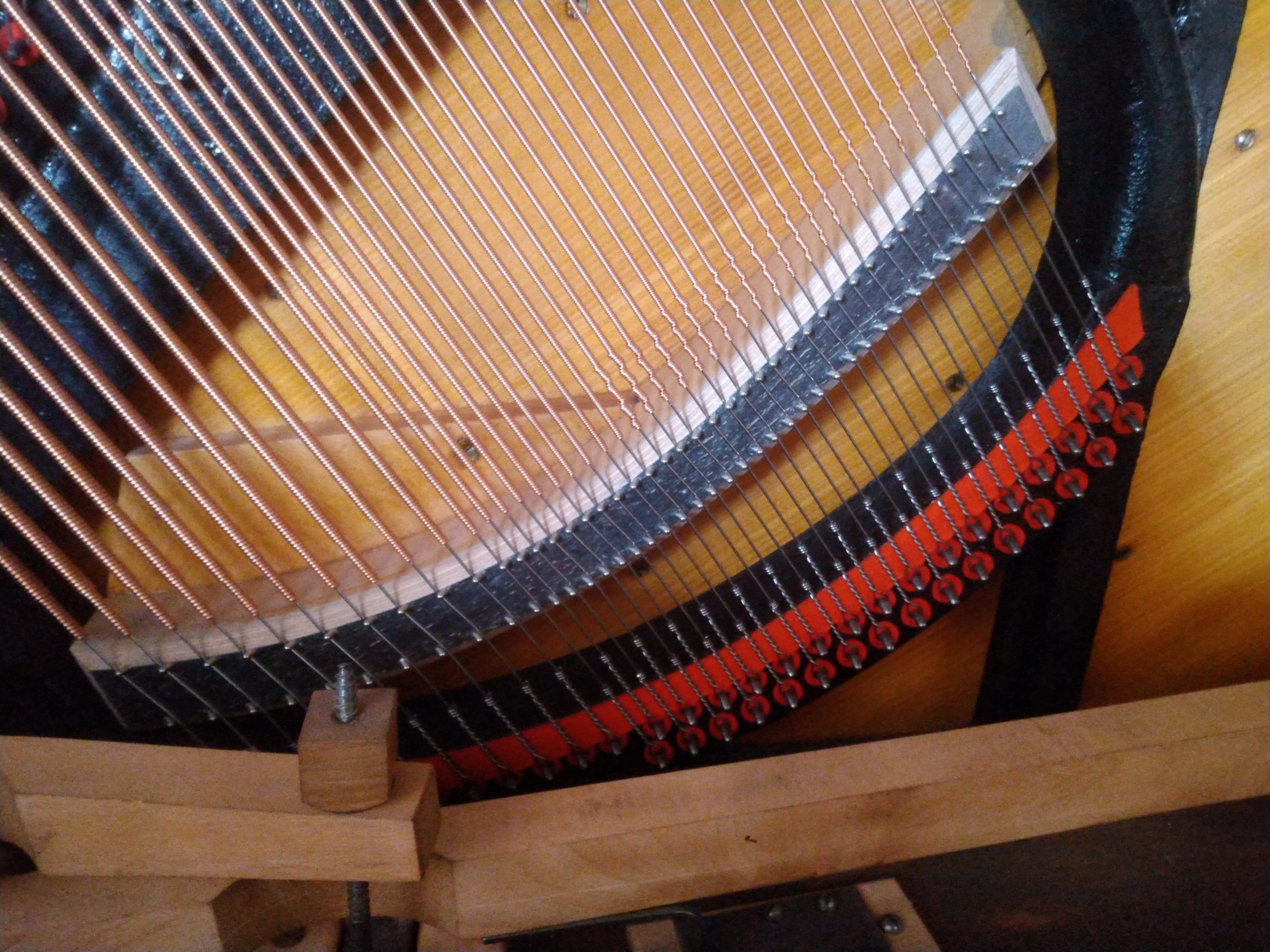 Feurich Klavier Modell 125, Bassbrücke