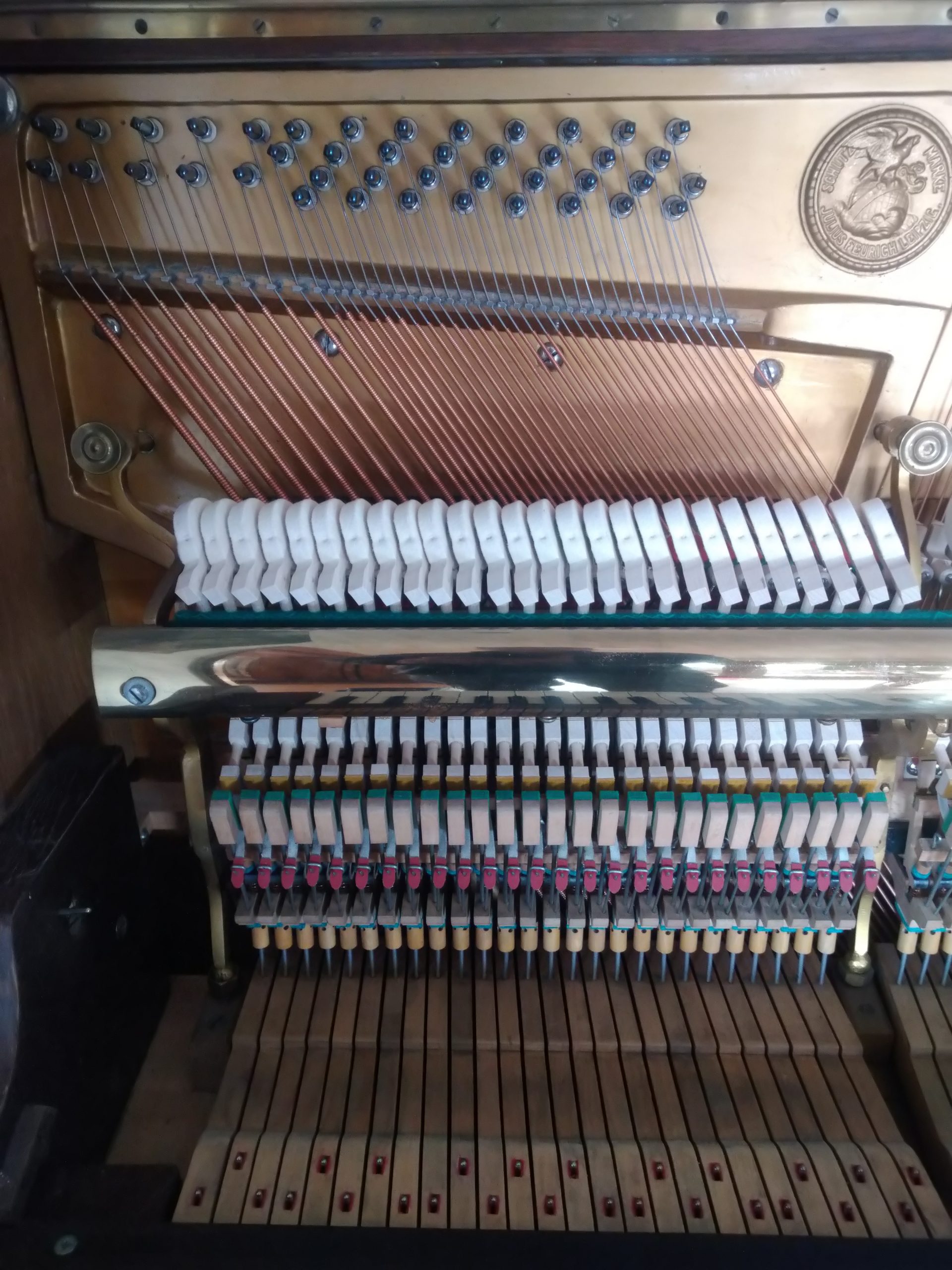 Feurich Klavier Modell 125, Mechanik und Wirbelfeld Bass