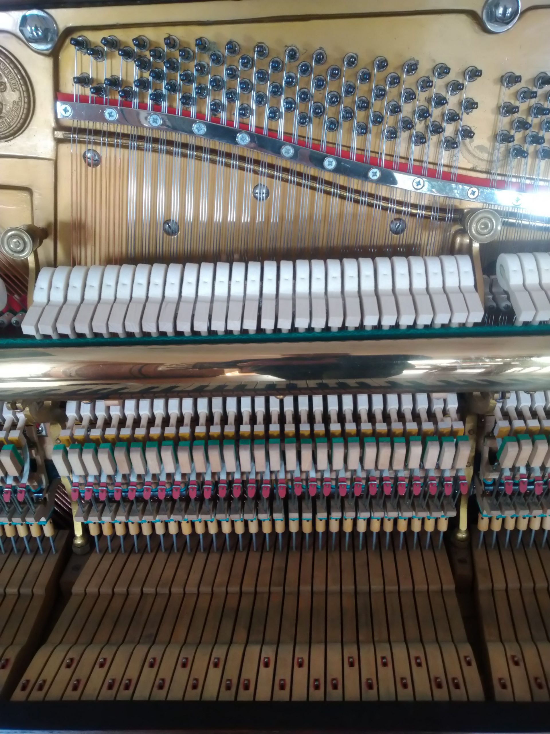 Feurich Klavier Modell 125, Mechanik und Wirbelfeld Mittellage