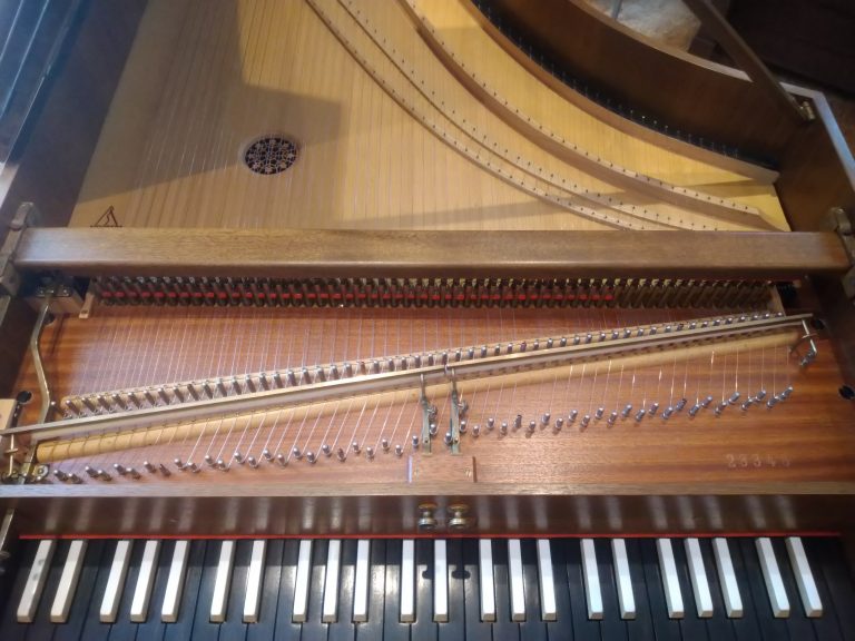 Neupert Cembalo Telemann, Akiustische Anlage mit Tasten