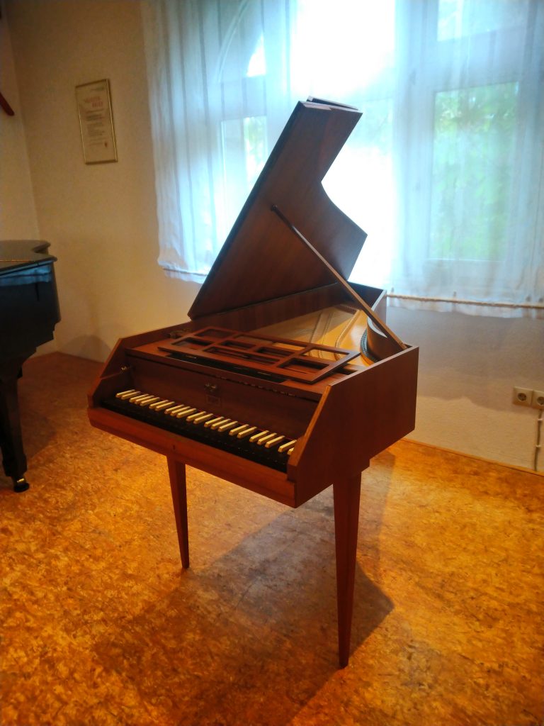 Neupert Cembalo Telemann, Frontansicht Deckel oben