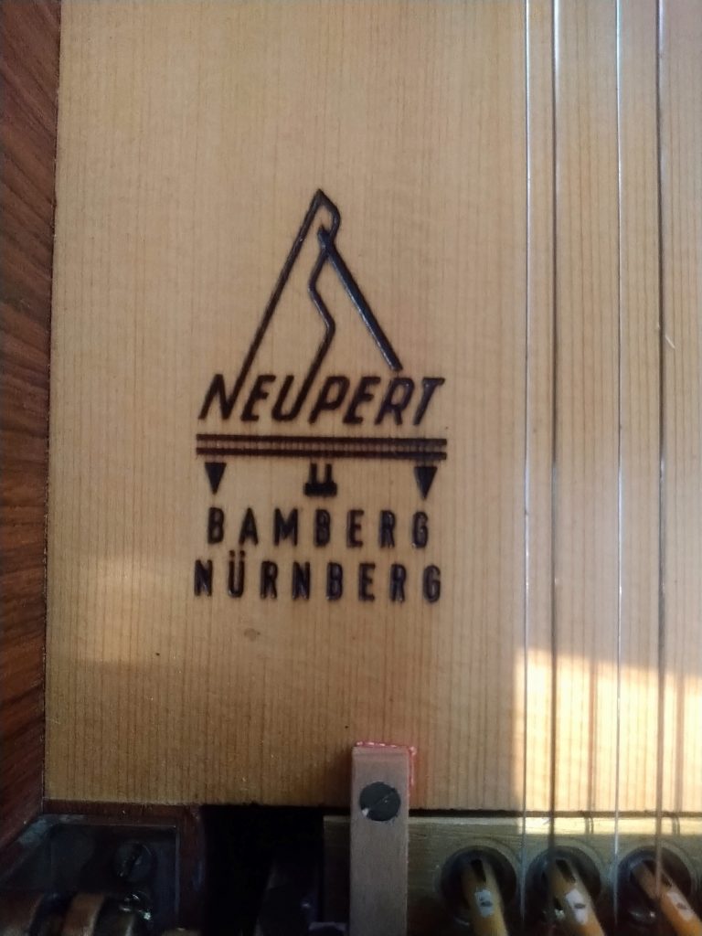 Neupert Cembalo Telemann, Resonanzboden Logo