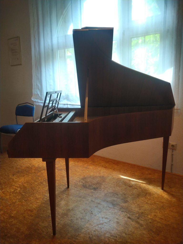 Neupert Cembalo Telemann, Seitenansicht