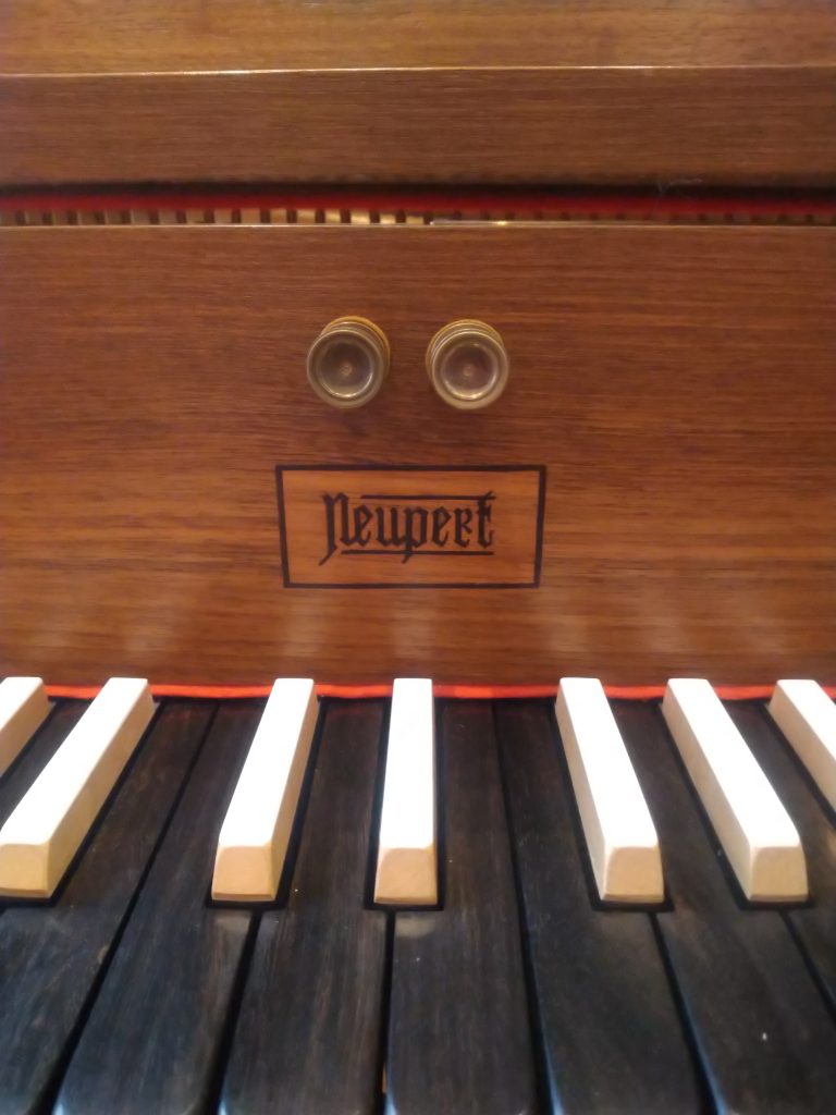 Neupert Cembalo Telemann, Tastenbrett Logo