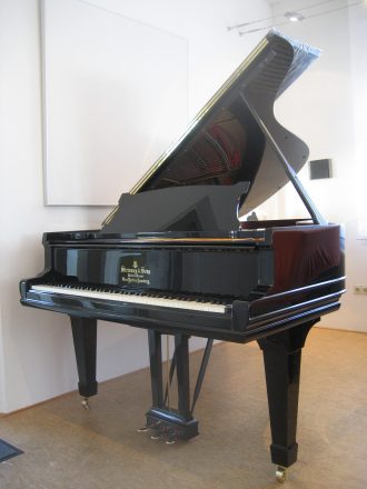 Steinway & Sons B-211