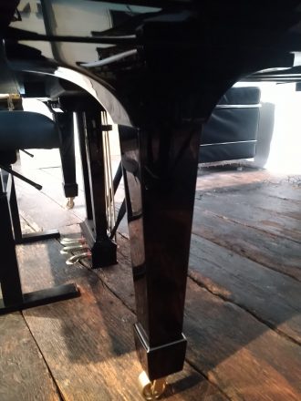 Steinway & Sons Modell B, Bein und Rolle