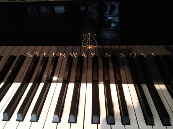 Steinway & Sons Modell B Nr. 395004, Klappenlogo und Klaviatur