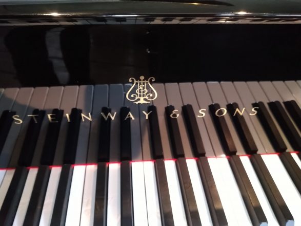Steinway & Sons Modell B Nr. 441652, Klappenlogo und Klaviatur